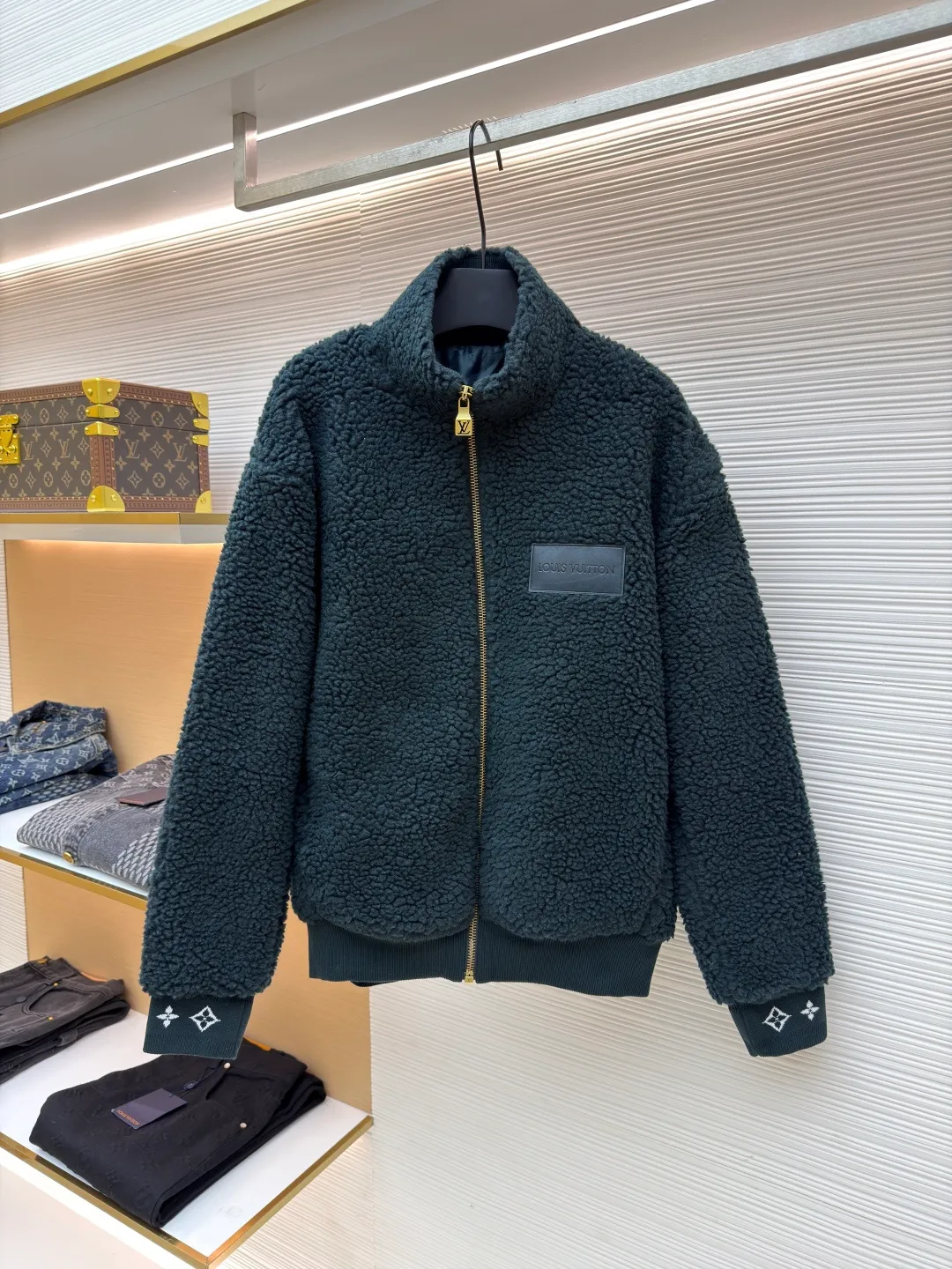 LOUIS VUITTON Teddy sheep wool blended suede tunic jacket ●Authentic product: Purchased and developed by 15881 ●Item number: 1681095-B70 ●Fabric: Lamb wool fabric ●Technology: Positioned cutting machine ●Version: Fitted version ●Weight: about 845 grams ●Size: S-M-L-XL ●Description: Made of high-quality lamb wool fabric, the fluff is fine and soft, rich to the touch, the fluff is tight and even, not easy to shed, ensuring the quality and durability of the jacket; the collar adopts a stand-up collar design, which has been treated with special technology to be stiff and stylish, which can protect the neck from cold wind; the brand on the zipper head The logo is exquisite and compact, adding to the beauty of the details; the brand leather patch on the left chest is made of high-quality material, and the embossed brand logo is clear and three-dimensional, with full texture, which enhances the recognition and high-end sense of the jacket; during the sewing process, the stitches are fine and even, especially the splicing of the lamb wool fabric, which is smooth and firm. The overall wiring is straight and delicate, the fabric is comfortable and soft, and the color is consistent without color difference. It can be matched with the same style to create a fashionable look and control various occasions. Customized accessories, complete with three standards, same style for men and women!